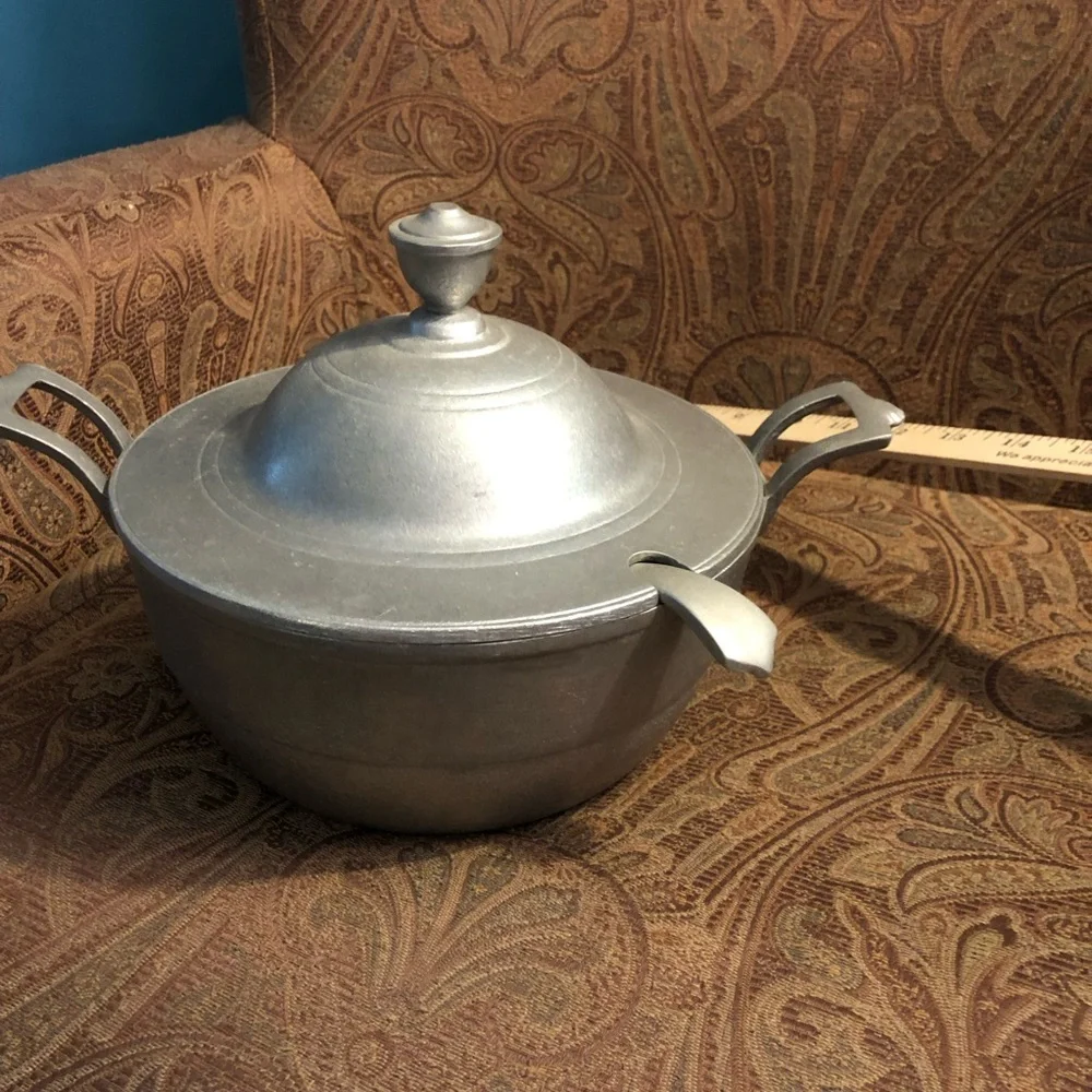 Wilton vintage Covered pewter Casserole with Handles 2.5 quart